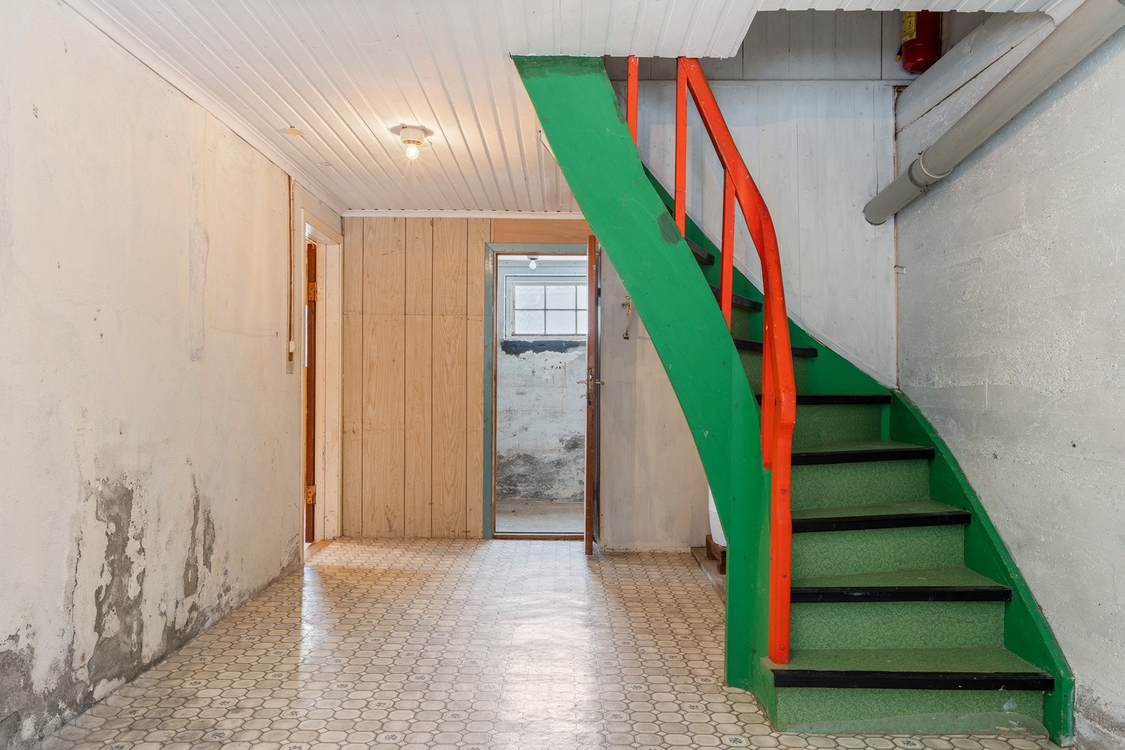 Kjelleren har fire kjellerrom og fremstår som en råkjeller med praktisk inn/utgang til hage. Galleribilde