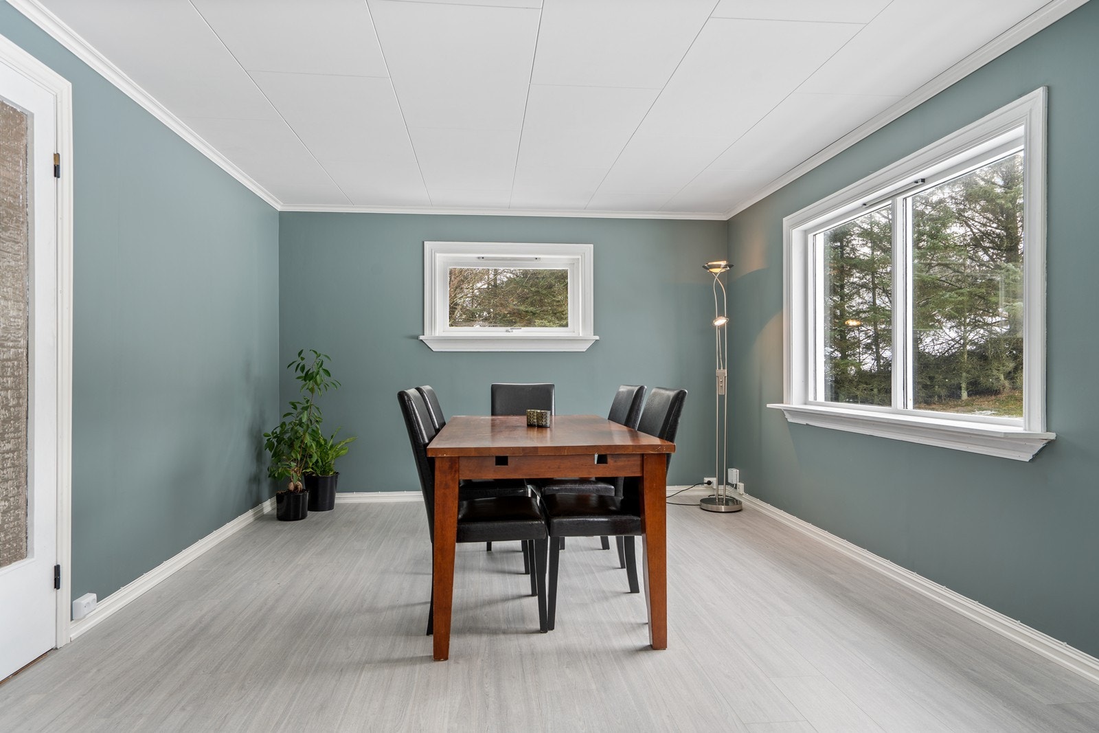 Stuen har gode møbleringsmuligheter og plass til sofa - og tvmøbler, samt spisebordsgruppe. Galleribilde