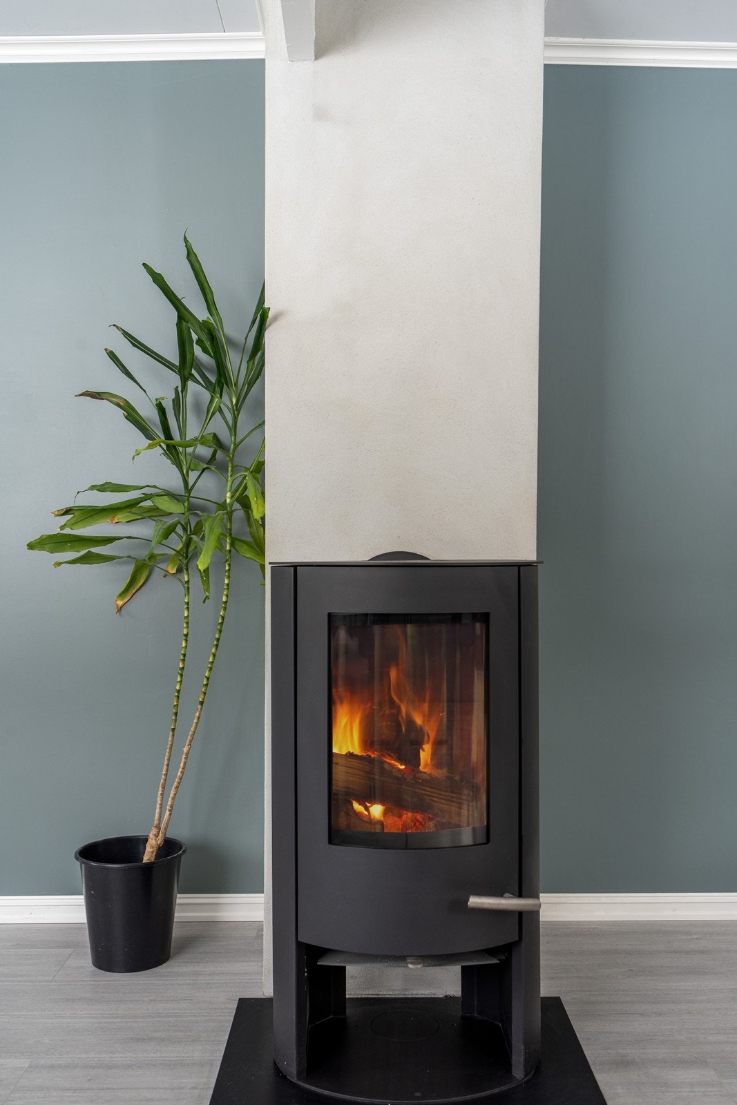 Det ble installert peisovn i 2024, som gir både varme og en lun atmosfære. Galleribilde