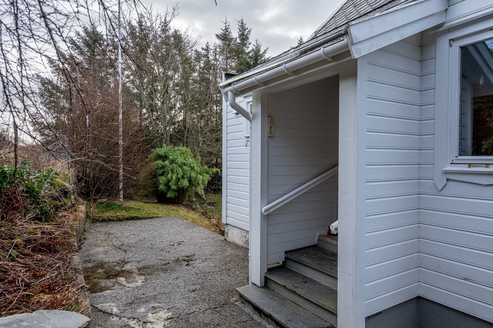 Trivelig, overbygget inngangsparti. Galleribilde