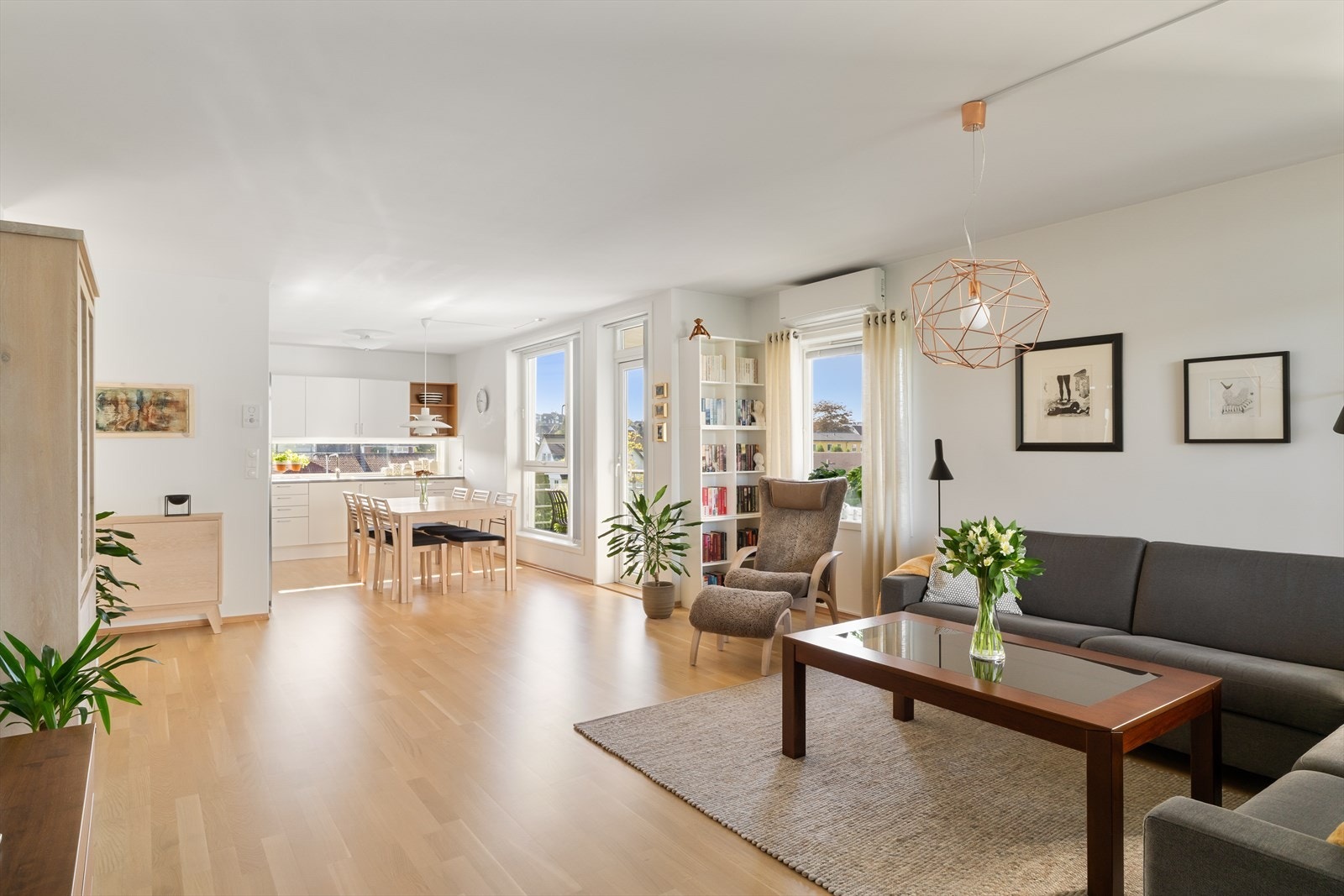 Romslig stue i åpen stue/kjøkken løsning. Store vindusflater som slipper inn rikelig med naturlig lys Galleribilde