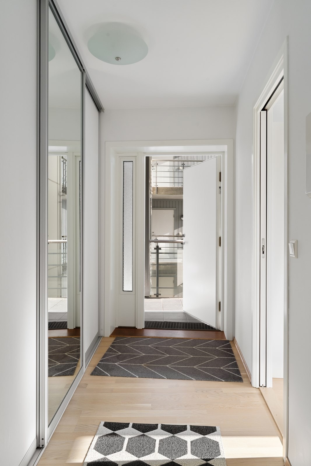 Gang med innefelt garderobeskap for praktisk oppbevaring av ytterklær mm. Galleribilde