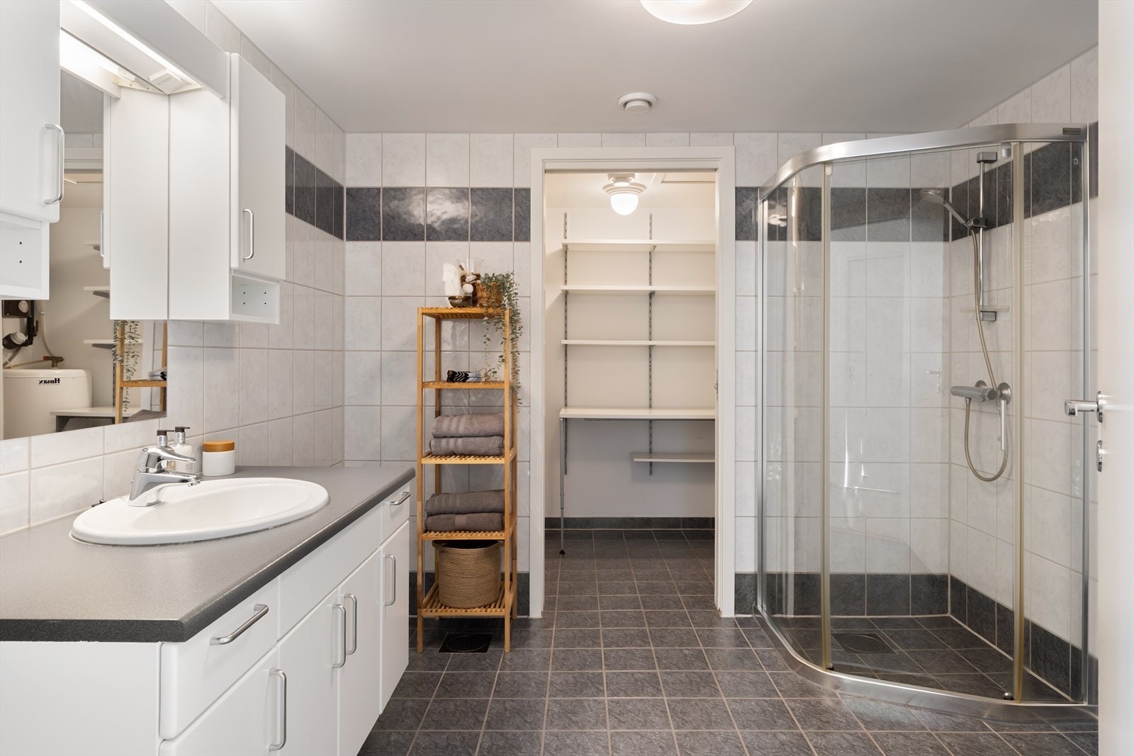 Bad med tilhørende vaskerom Galleribilde