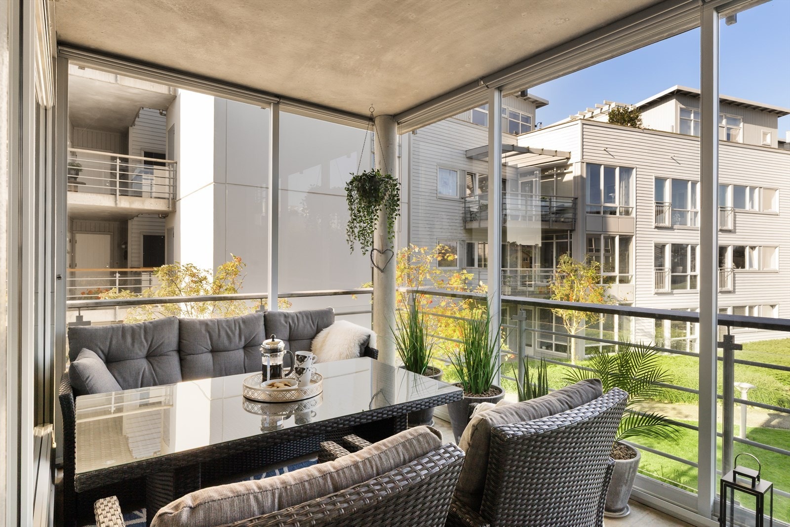 Flott innglassert balkong - god plass til sittegruppe Galleribilde