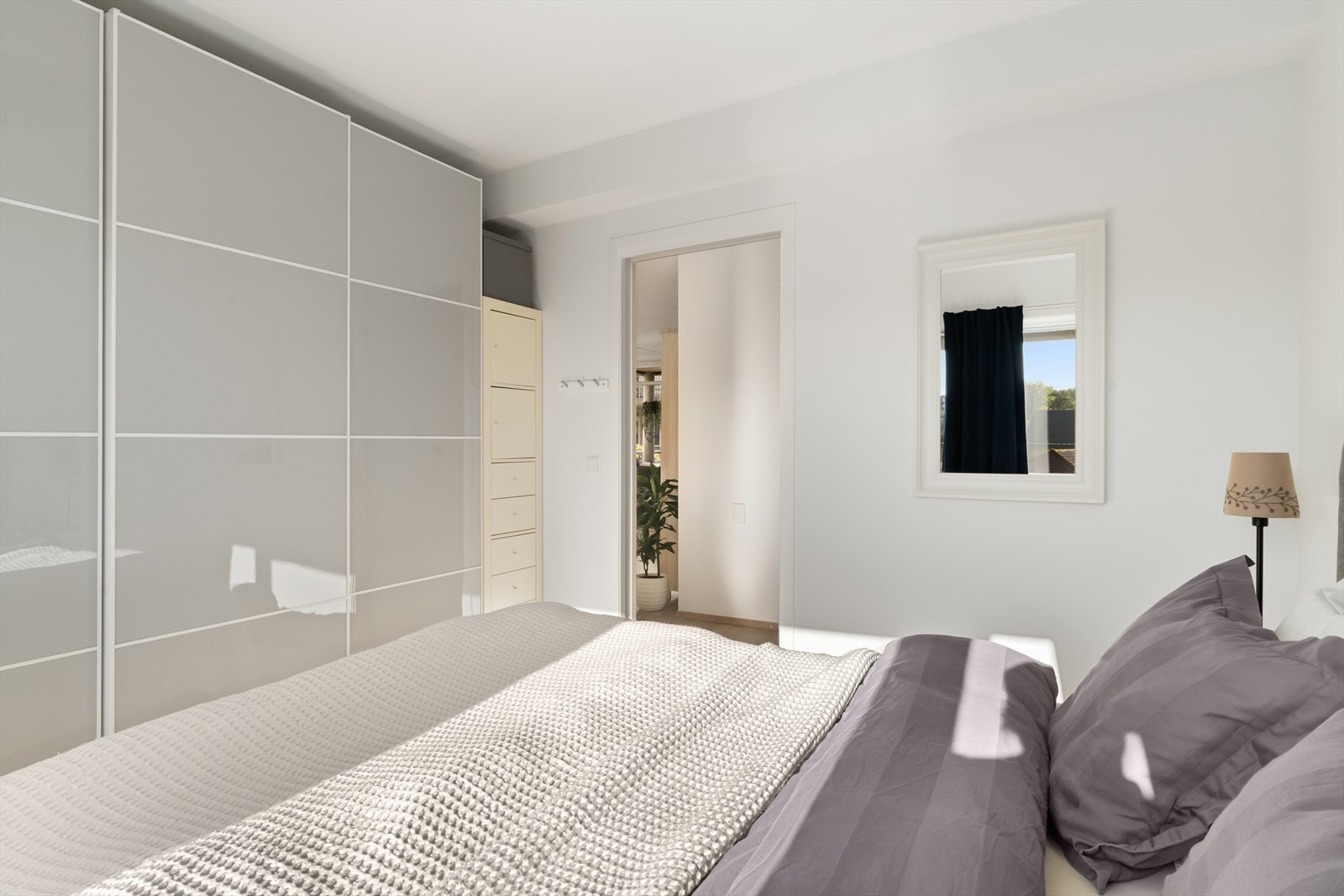 Rikelig med oppbevaringsplass i rommets garderobeskap Galleribilde