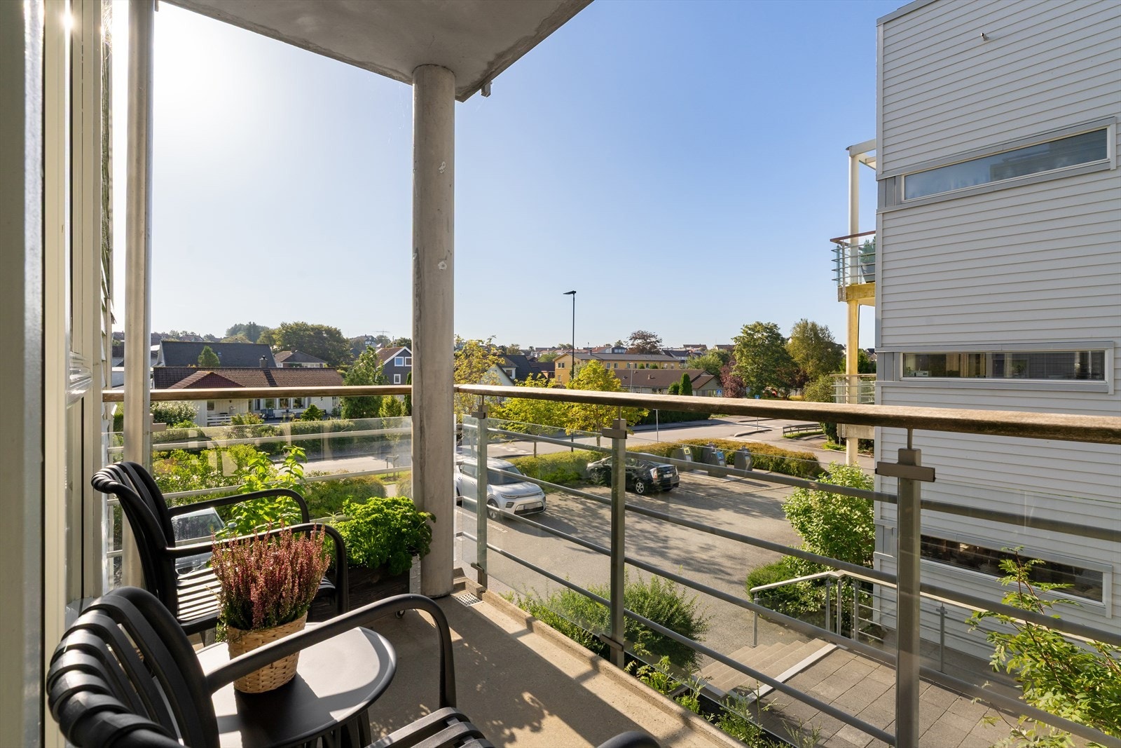 God balkong med morgensol - her kan morgenkaffi nytes Galleribilde