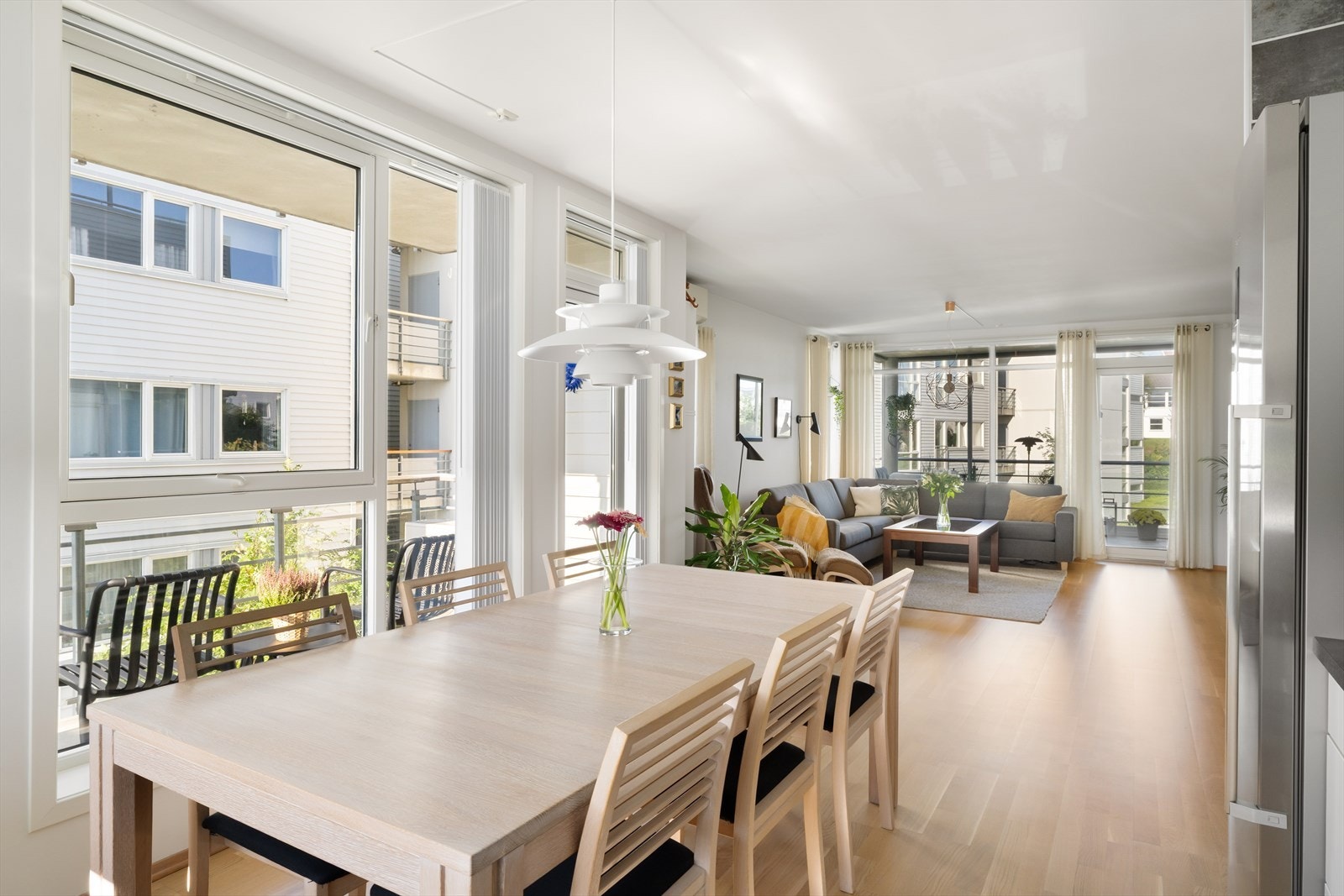 Tydelig plass til spisebord - utgang til leilighetens andre balkong rett ved siden Galleribilde