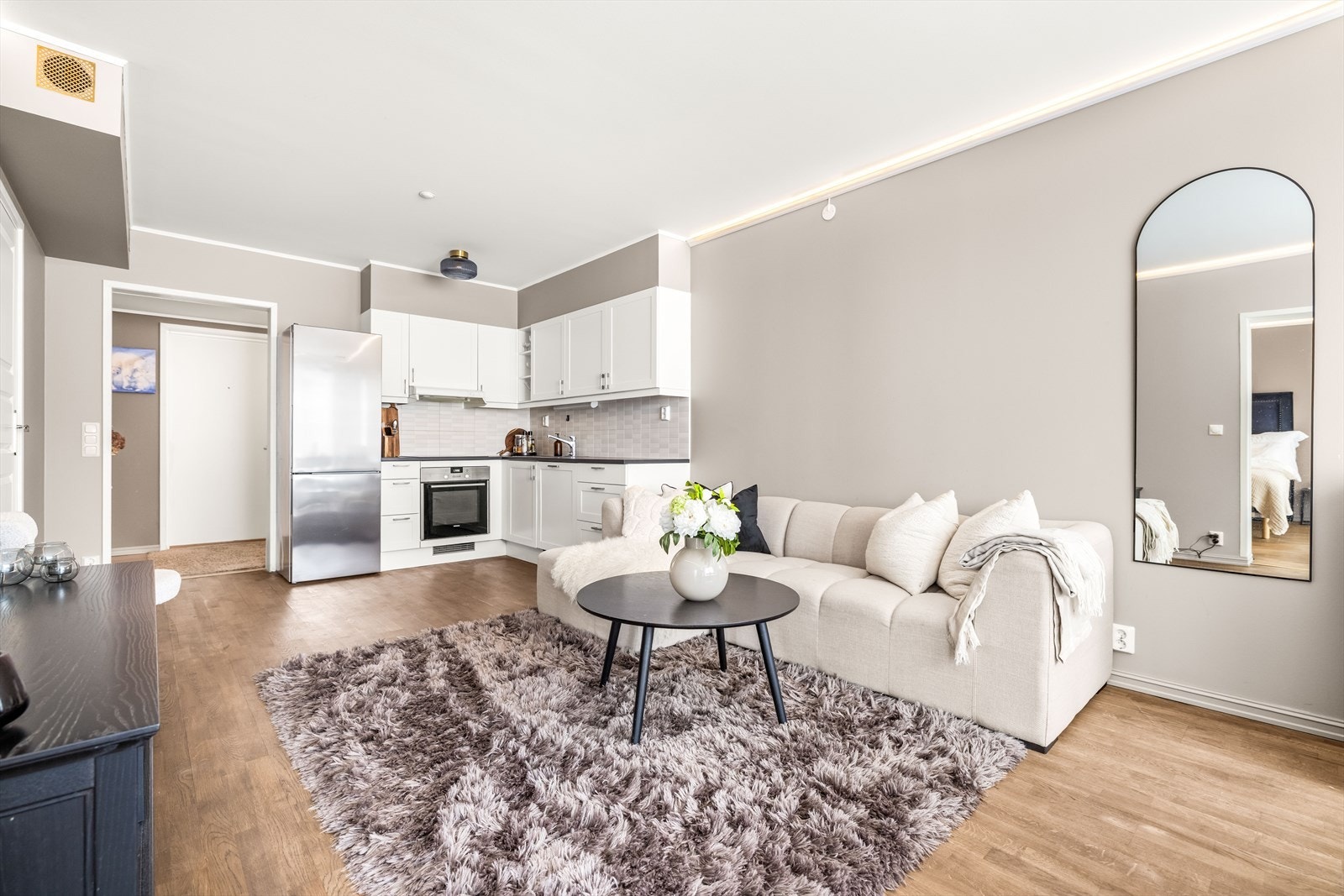 Lys og romslig stue med plass for sofa, tv benk og spisebord. Galleribilde