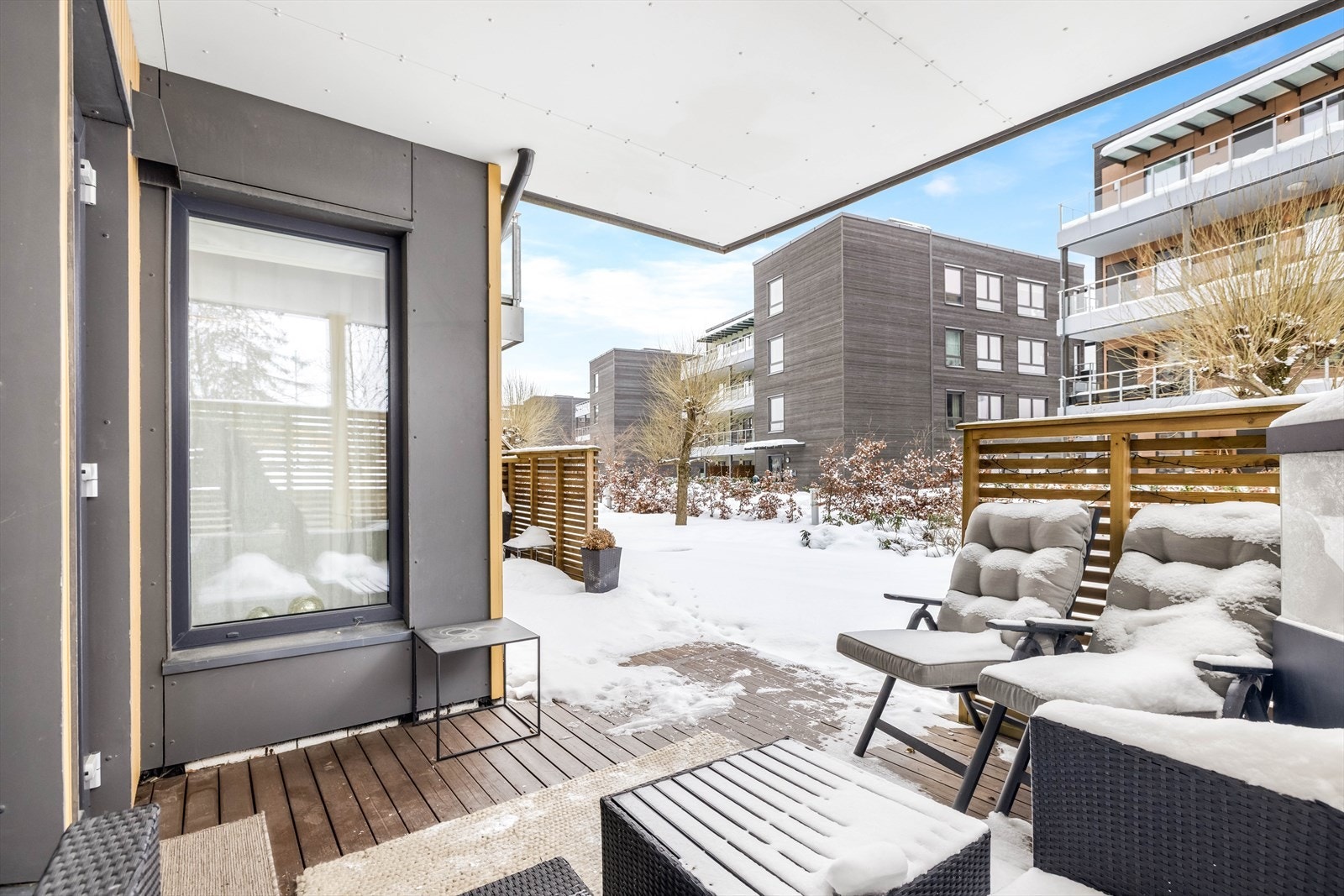 Her kan sommeren nytes, sydvestvendt stor terrasse. Usjenert for innsyn . Galleribilde