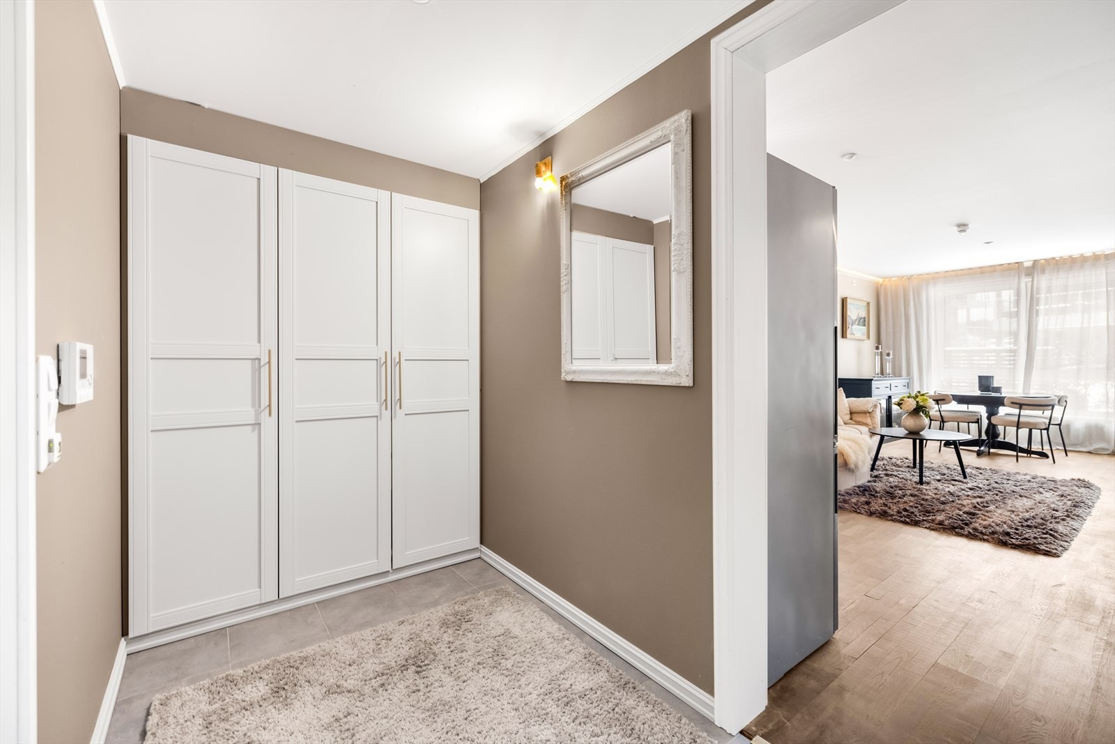 God garderobeplass i entreen. Merk at det også er en innvendig bod. Galleribilde