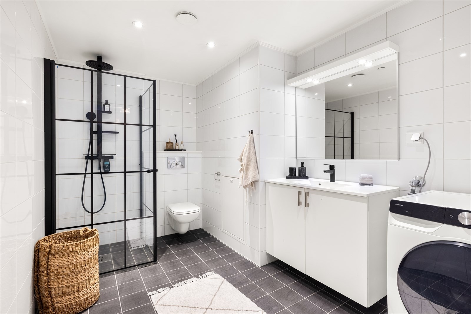 Delikat flislagt baderom, god plass til vaskemaskin. Vegghengt wc. Varme i gulv. Galleribilde