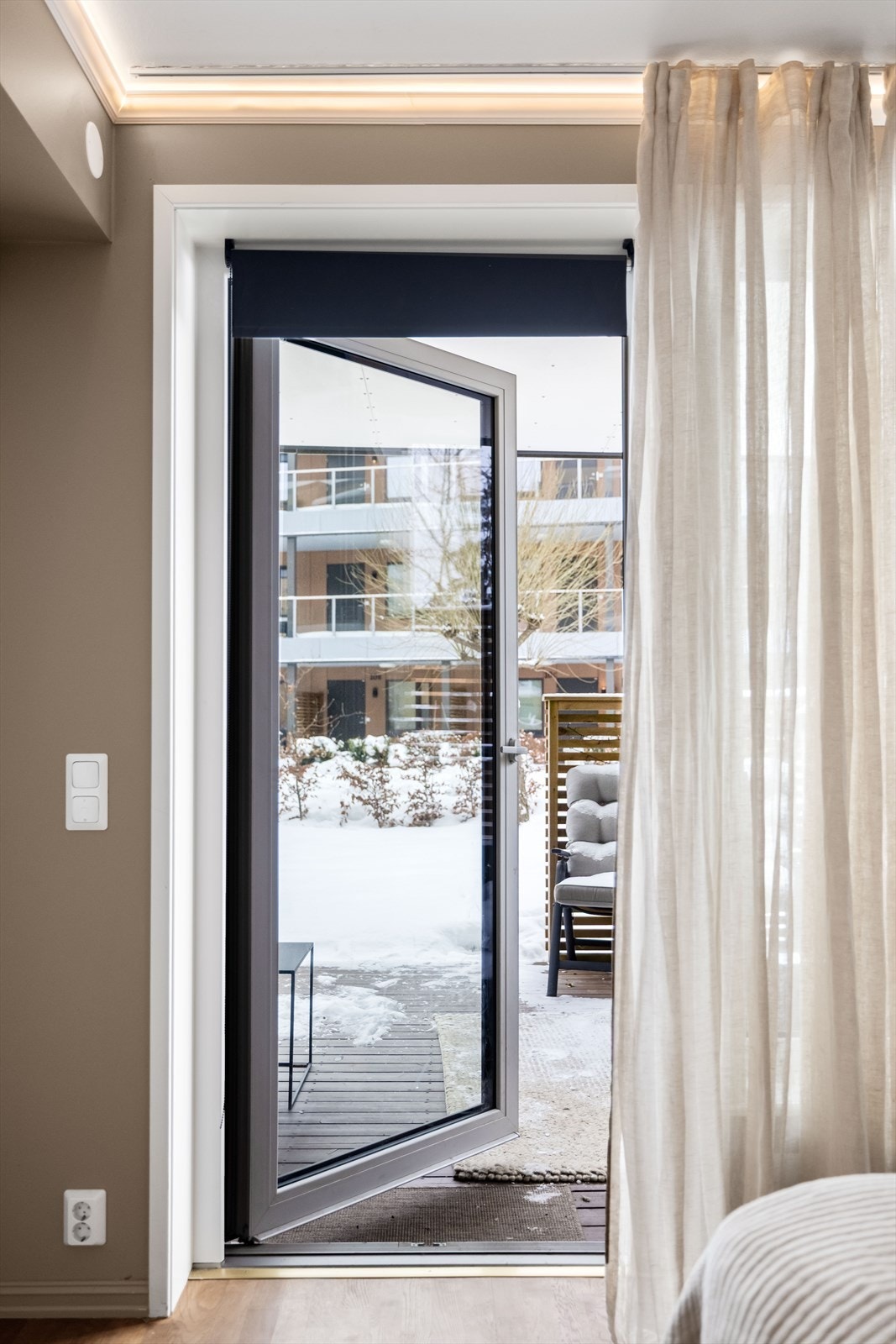 Fra stuen er det utgang til stor og usjenert markterrasse. Galleribilde