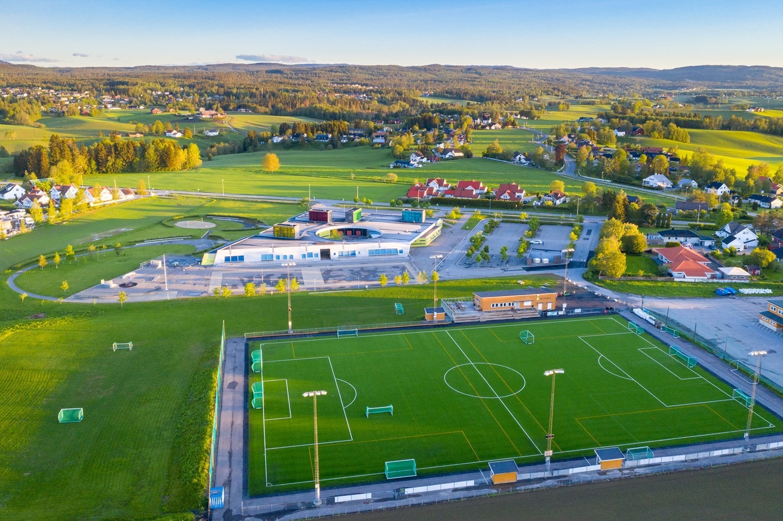 Gjerdrum skole og stadion ved sentrum. Galleribilde