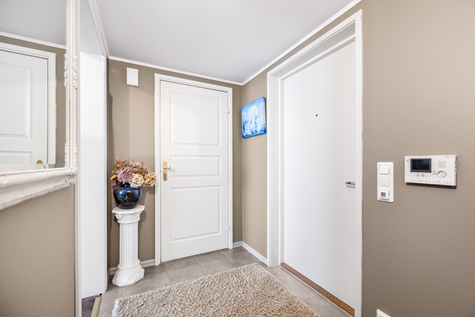 Velkommen inn ! Leiligheten er malt i tidsriktige fargevalg og fremstår svært tiltalende. Galleribilde