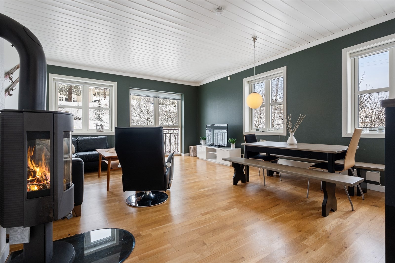 Her kan man fint møblere med romslig spisebord og sittegruppe. Galleribilde