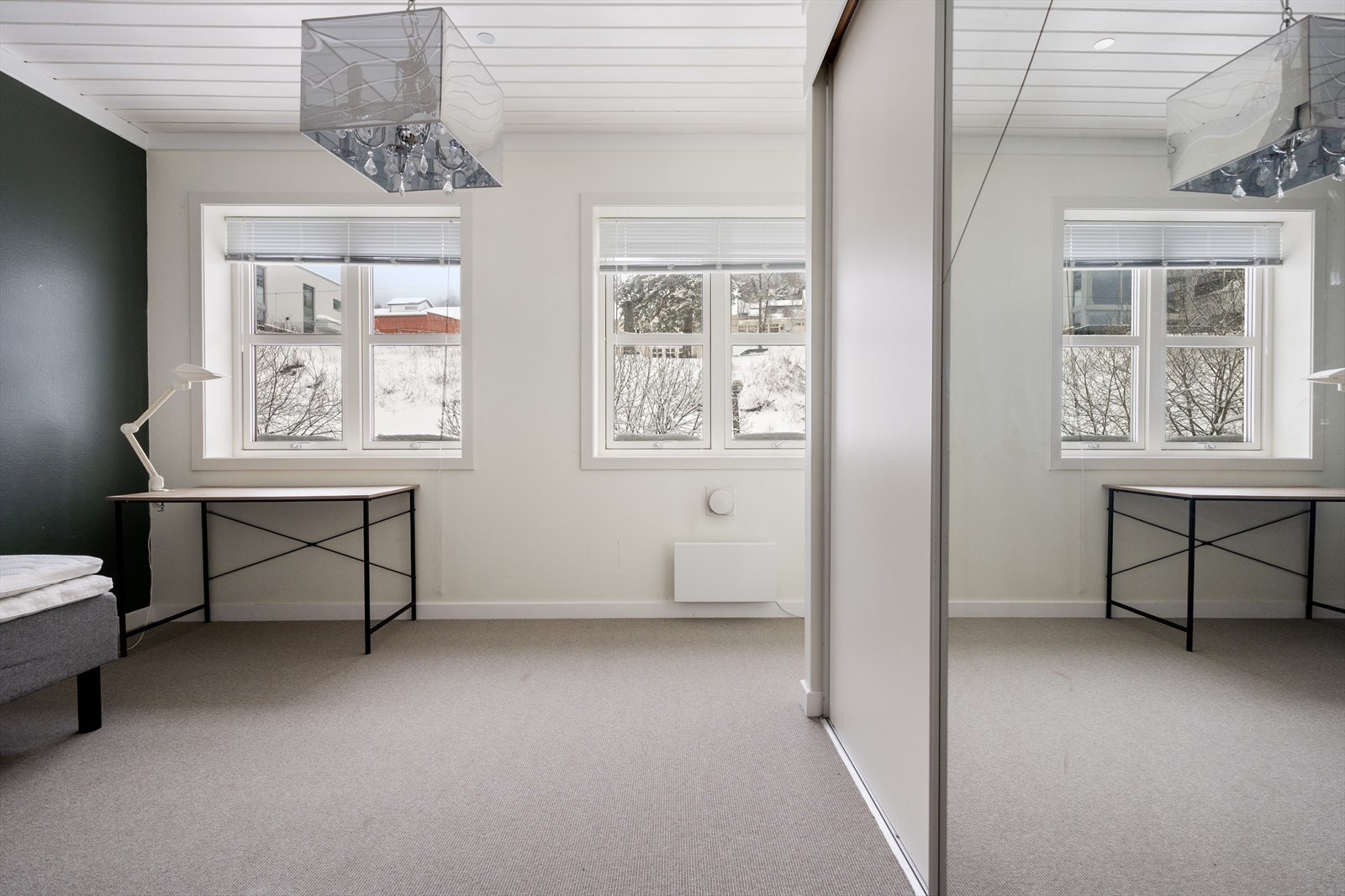 To soverom. Hovedsoverom med stor skyvedørsgarderobe. Galleribilde