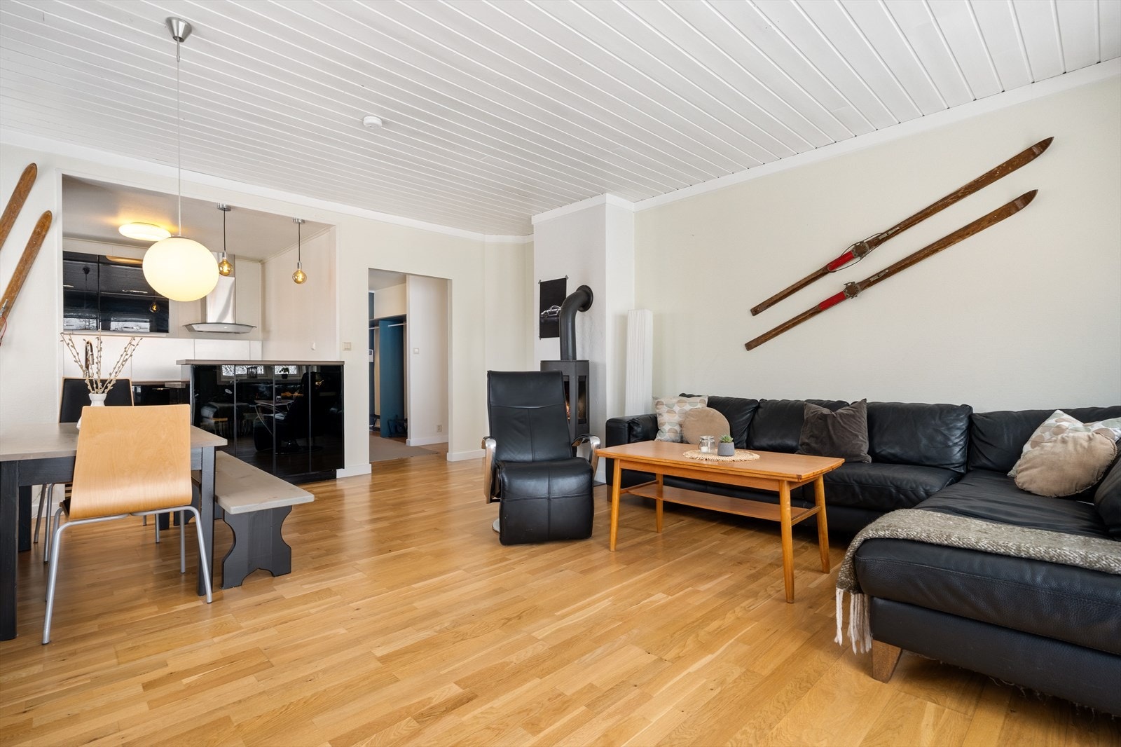 Stue og kjøkken i åpen løsning. Galleribilde