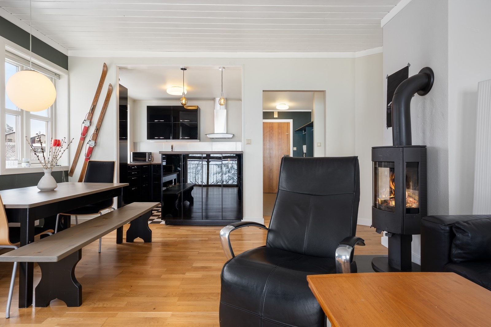 Vedovn med sentral plassering i stuen. Galleribilde