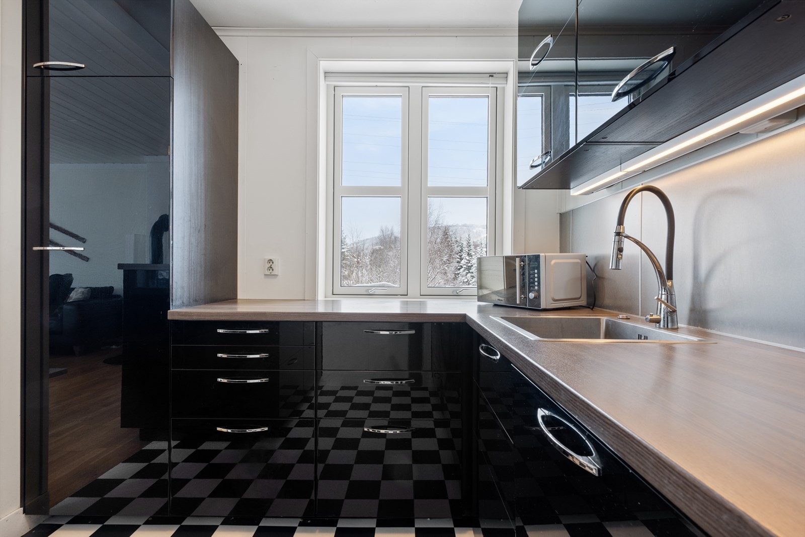 Integrerte hvitevarer på kjøkken medfølger; kjøleskap, oppvaskmaskin, komfyr og platetopp. Galleribilde