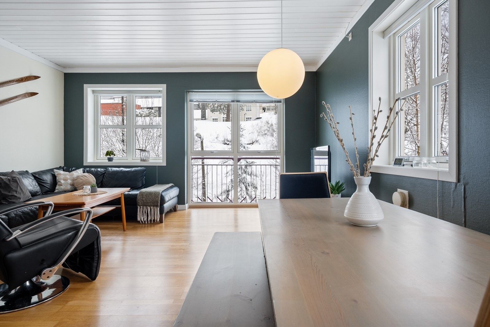 Rikelig med vindusflater gir både utsikt og godt lys. Galleribilde