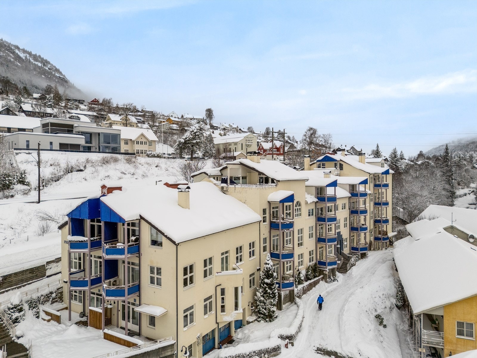 Leiligheten ligger sentralt til i Sameiga Rognsfossen. Galleribilde