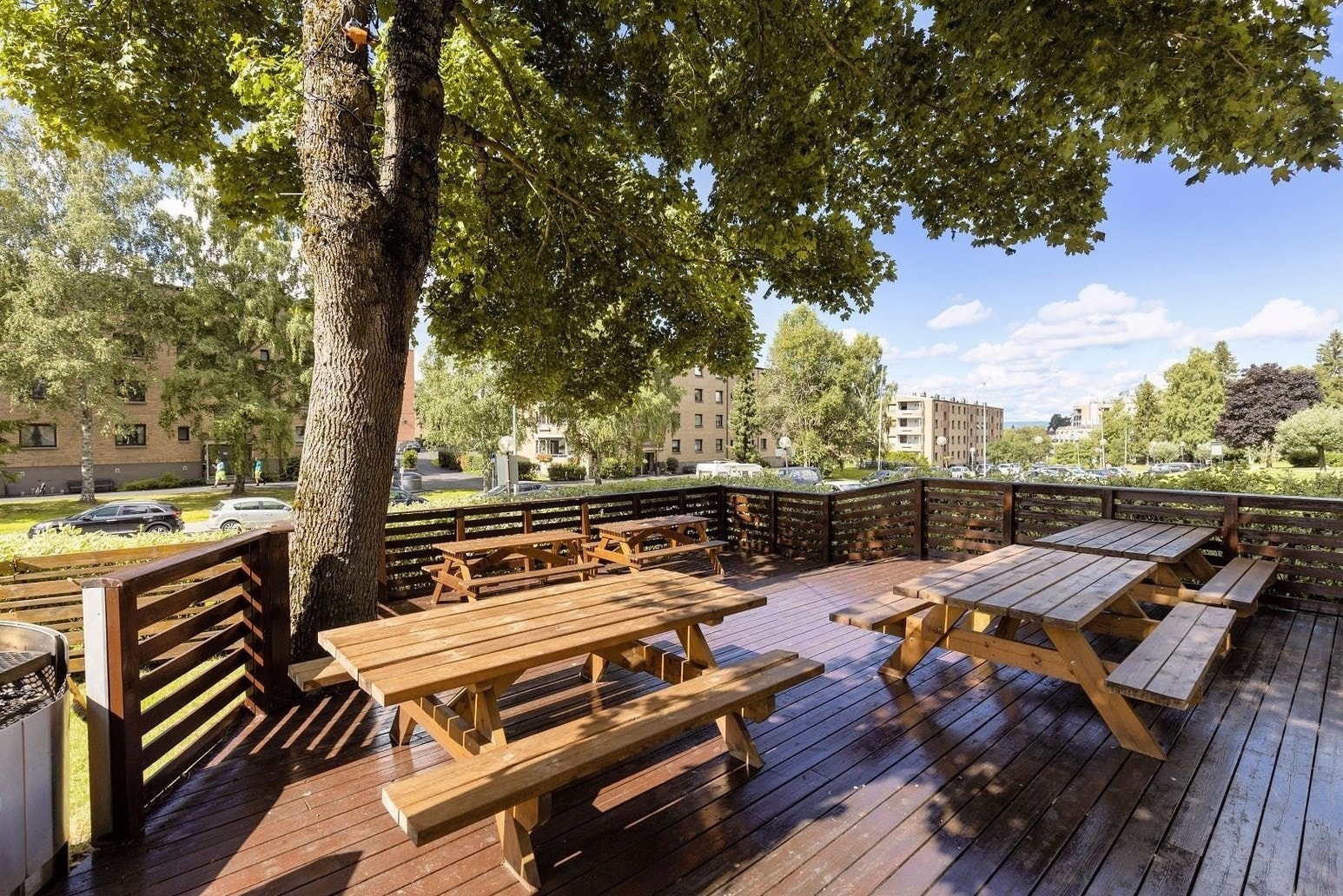 Felles uteområde med sitteplasser og trær gir en hyggelig atmosfære. Galleribilde