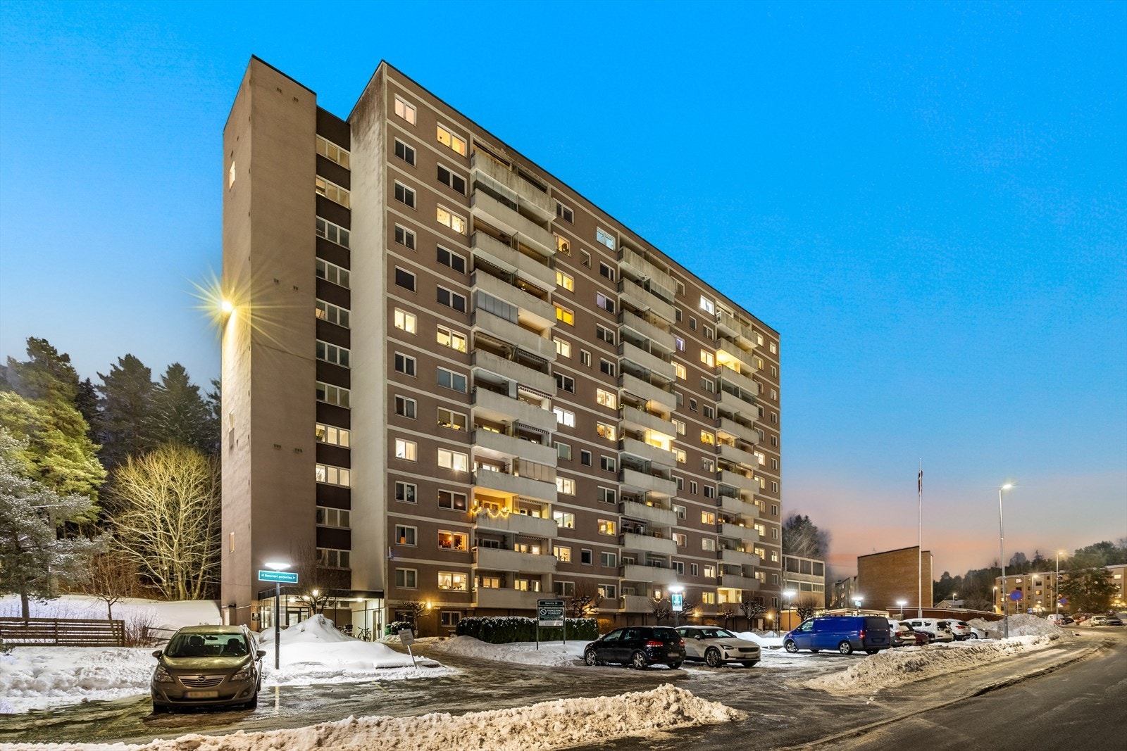 Dette er en flott 3-roms leilighet over to plan - henholdsvis 10. og 11. etasje. Ingen forkjøpsrett i borettslaget! Galleribilde