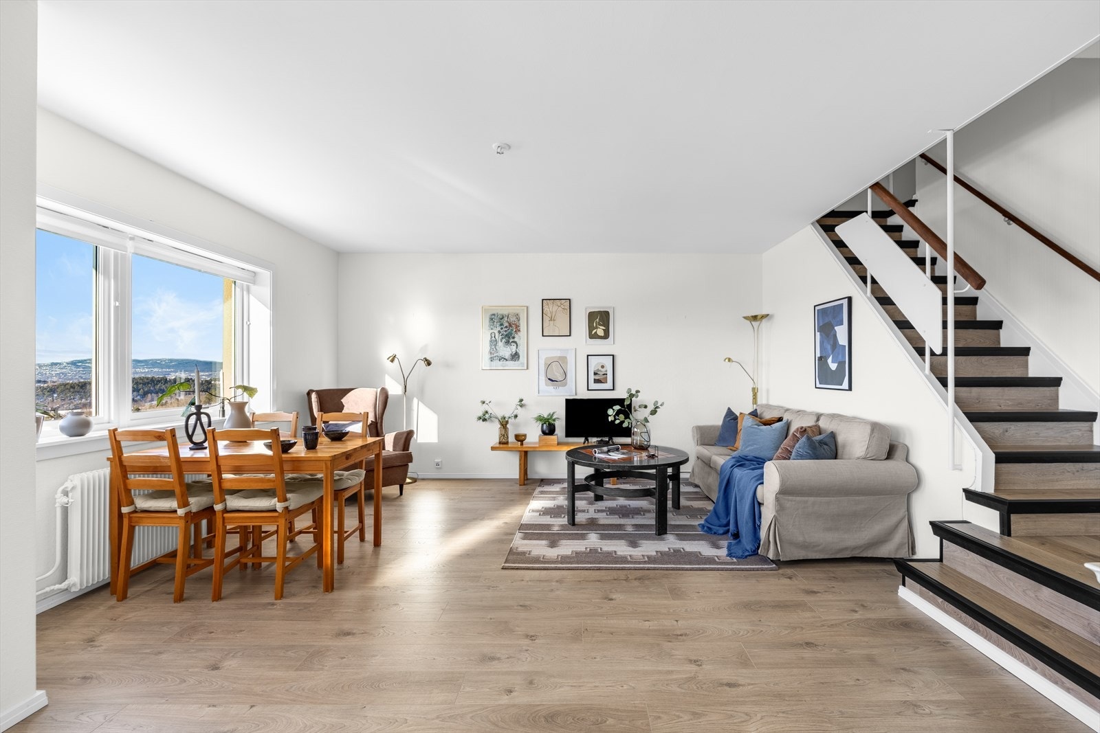 Etasjene forbindes av en pen og innbydende innvendig trapp. Galleribilde