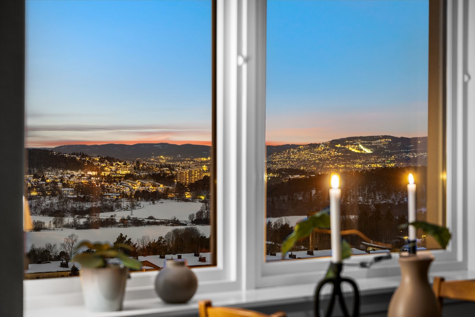 Lys og pen 3-roms leilighet med heisadkomst og fantastisk utsikt over Oslo by! Solrik balkong med ettermiddags- og kveldssol. Galleribilde