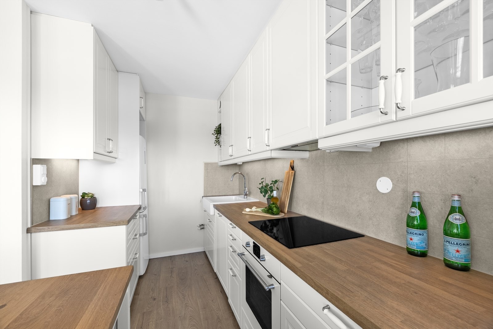 Her får du rikelig oppbevaringsplass i skap og skuffer, kombinert med generøs benkeplass. Galleribilde