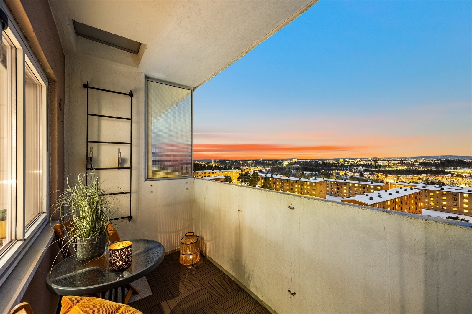 Leiligheten har utgang til en solrik balkong med fantastisk utsikt. Galleribilde