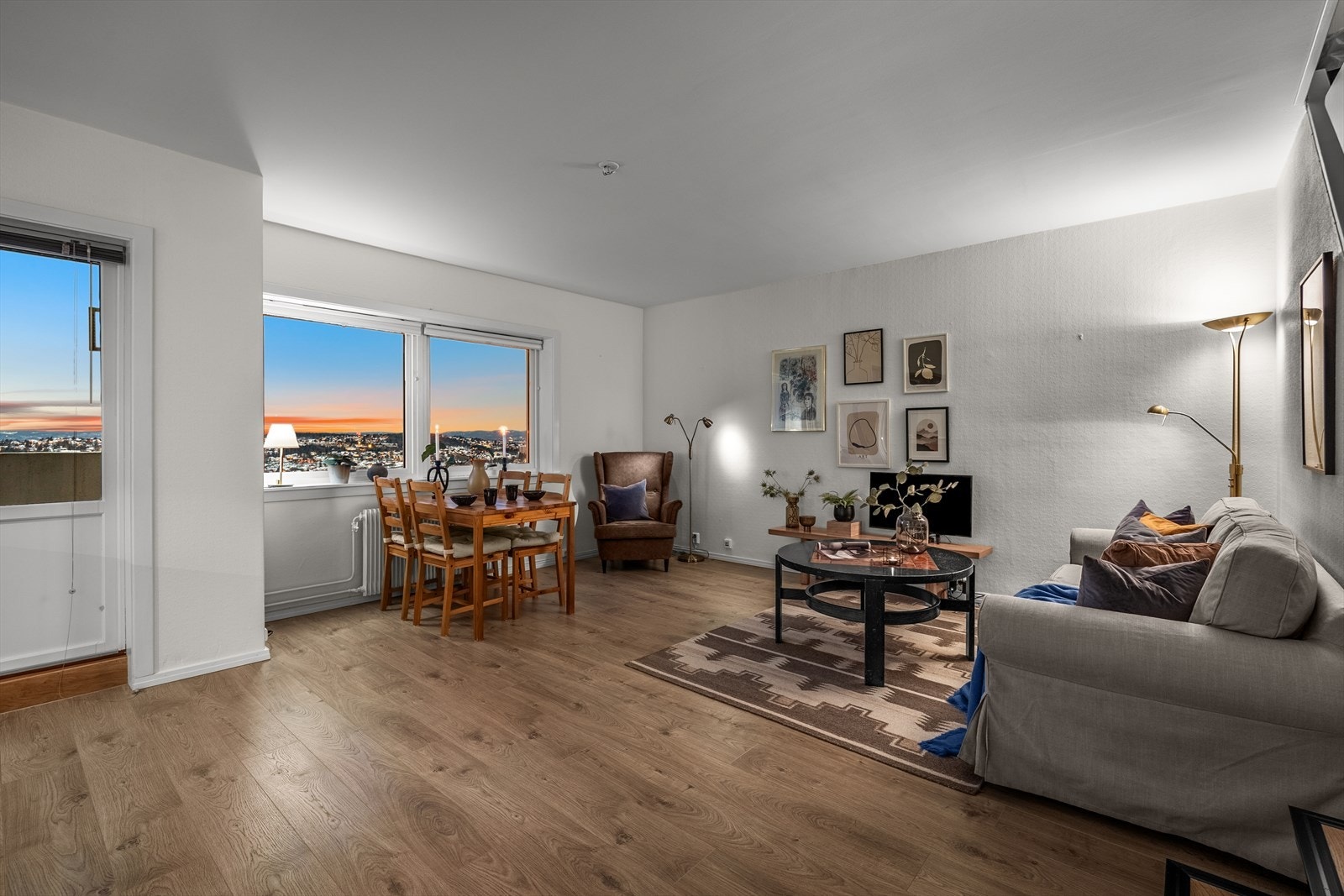 Gode vindusflater i rommet slipper også inn rikelig med dagslys og gir leiligheten en luftig romfølelse. Galleribilde