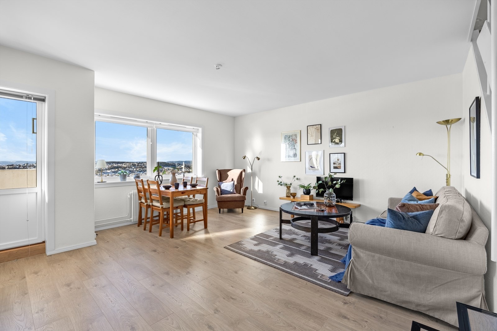 Stuen er romslig med plass til både sittegruppe, TV-løsning og spisebord. Galleribilde