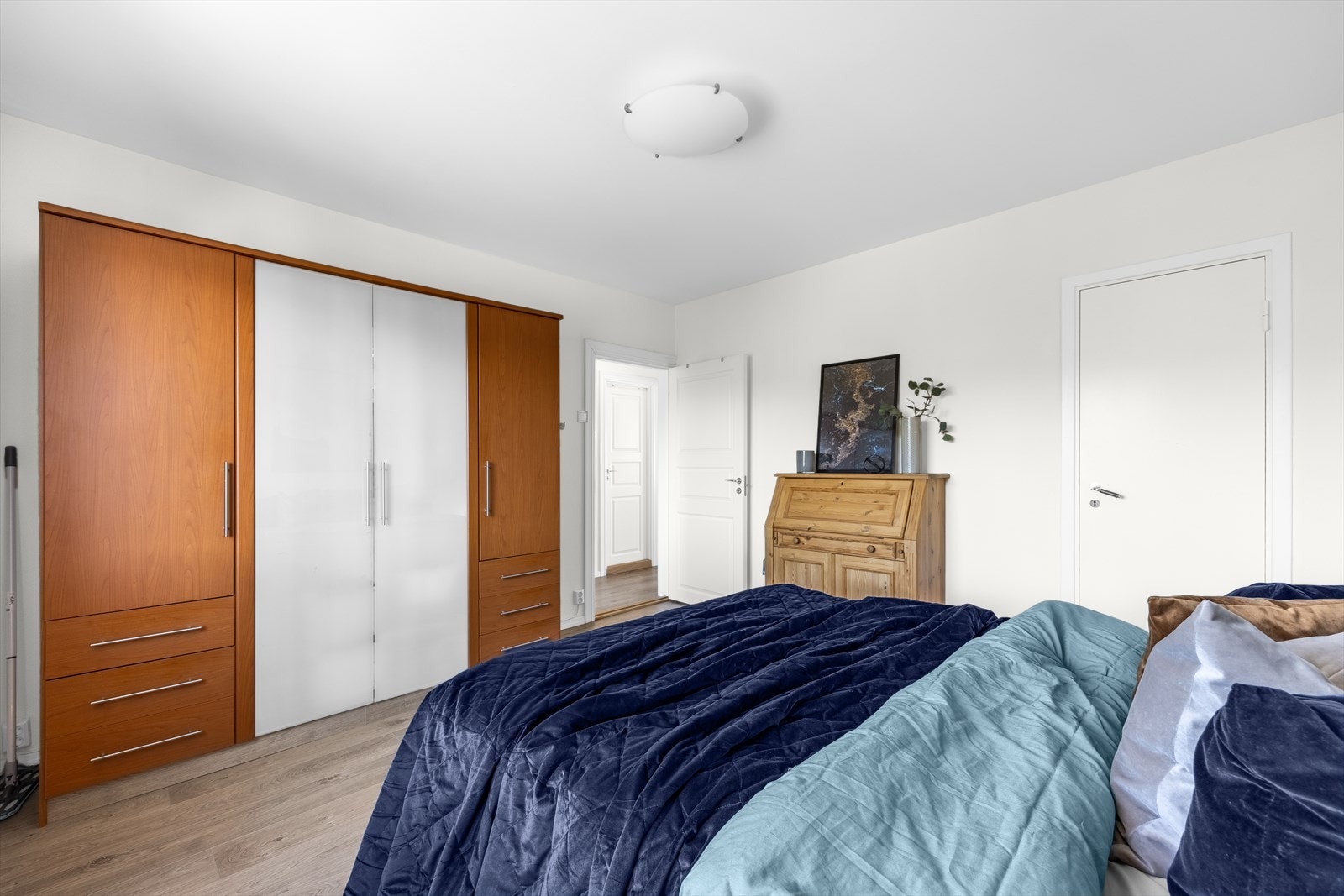 Garderobeskap gir effektiv oppbevaring. Hovedsoverommet har også tilgang til en praktisk bod/kott. Galleribilde