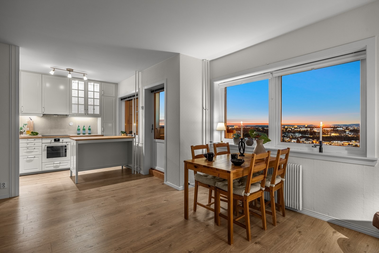 Kjøkken og stue er samlet i en gjennomført åpen løsning. Galleribilde