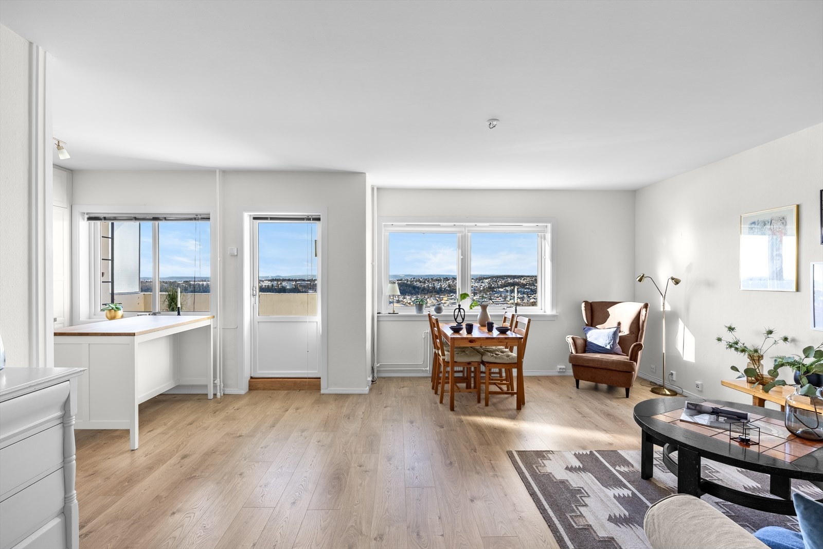 Stuen er designet for komfort og sosiale sammenkomster, med plass til både en sofagruppe og spisebord. Galleribilde