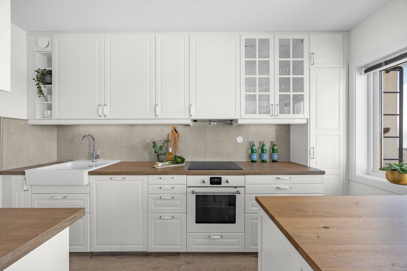 Kjøkkenet fra 2017 har en tidløs Ikeainnredning med profilerte fronter og glassfelt i enkelte overskap. Hvitevarer som oppvaskmaskin, steketopp, komfyr og frittstående kjøl- og fryseskap medfølger salget. Galleribilde