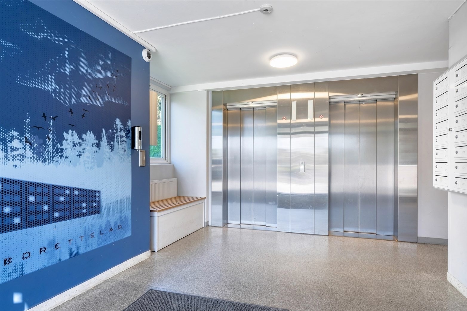 Heiser i bygningen gir enkel tilgang til leiligheten. Galleribilde