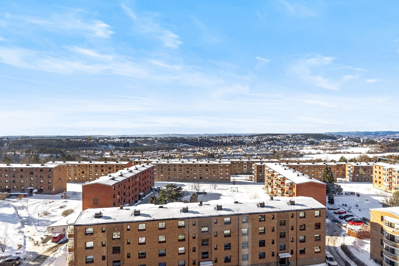 Selger opplyser om: "På balkong med utsikt over bl.a. Østensjøvannet, er det godt med sol fra ca kl. 14 til kl. 21/22 midtsommers." Galleribilde