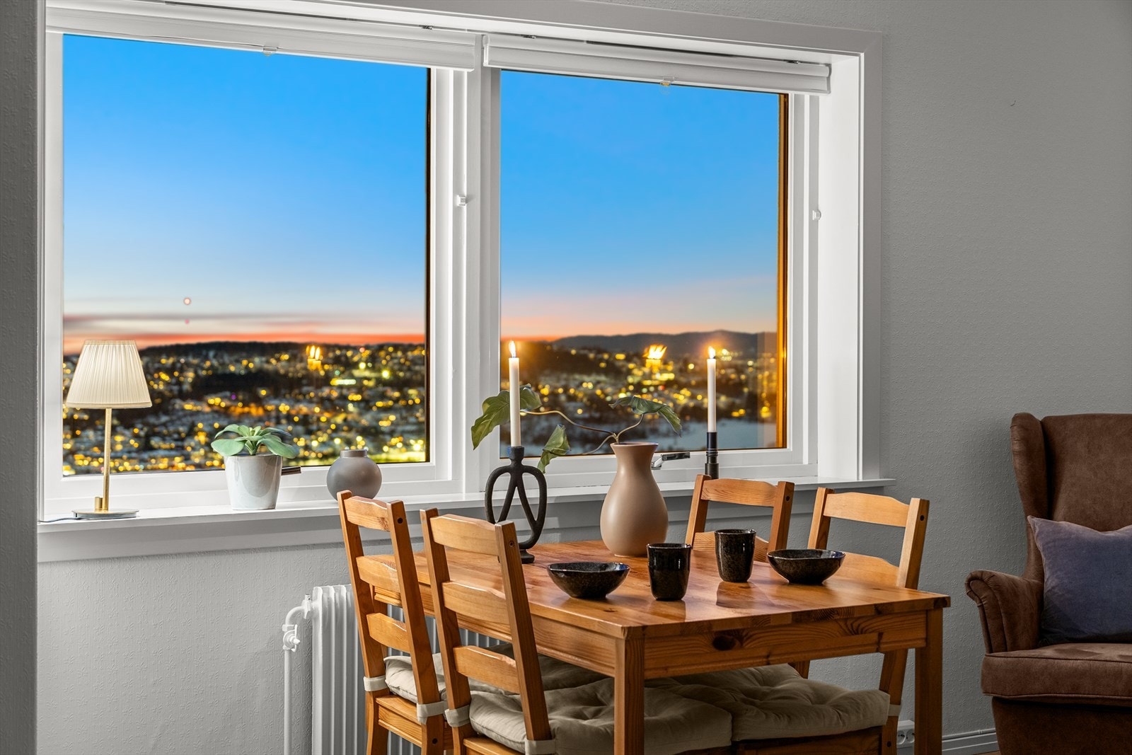 Spisesonen får en naturlig plass ved de store vinduene, som åpner opp for en vakker utsikt. Galleribilde