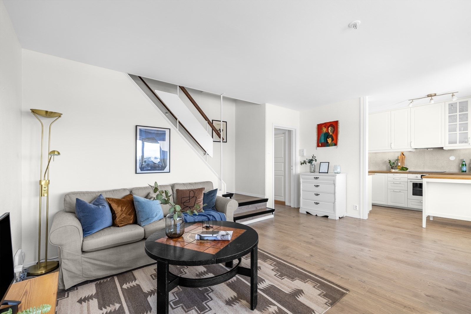 Den åpne løsningen mellom stue og kjøkken gjør matlagingen både sosial og hyggelig - enten du lager middag til familien eller inviterer gjester. Galleribilde