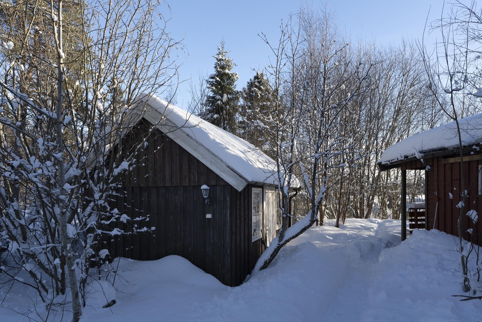 Det er to bygg på eiendommen, en enebolig og en bod Galleribilde