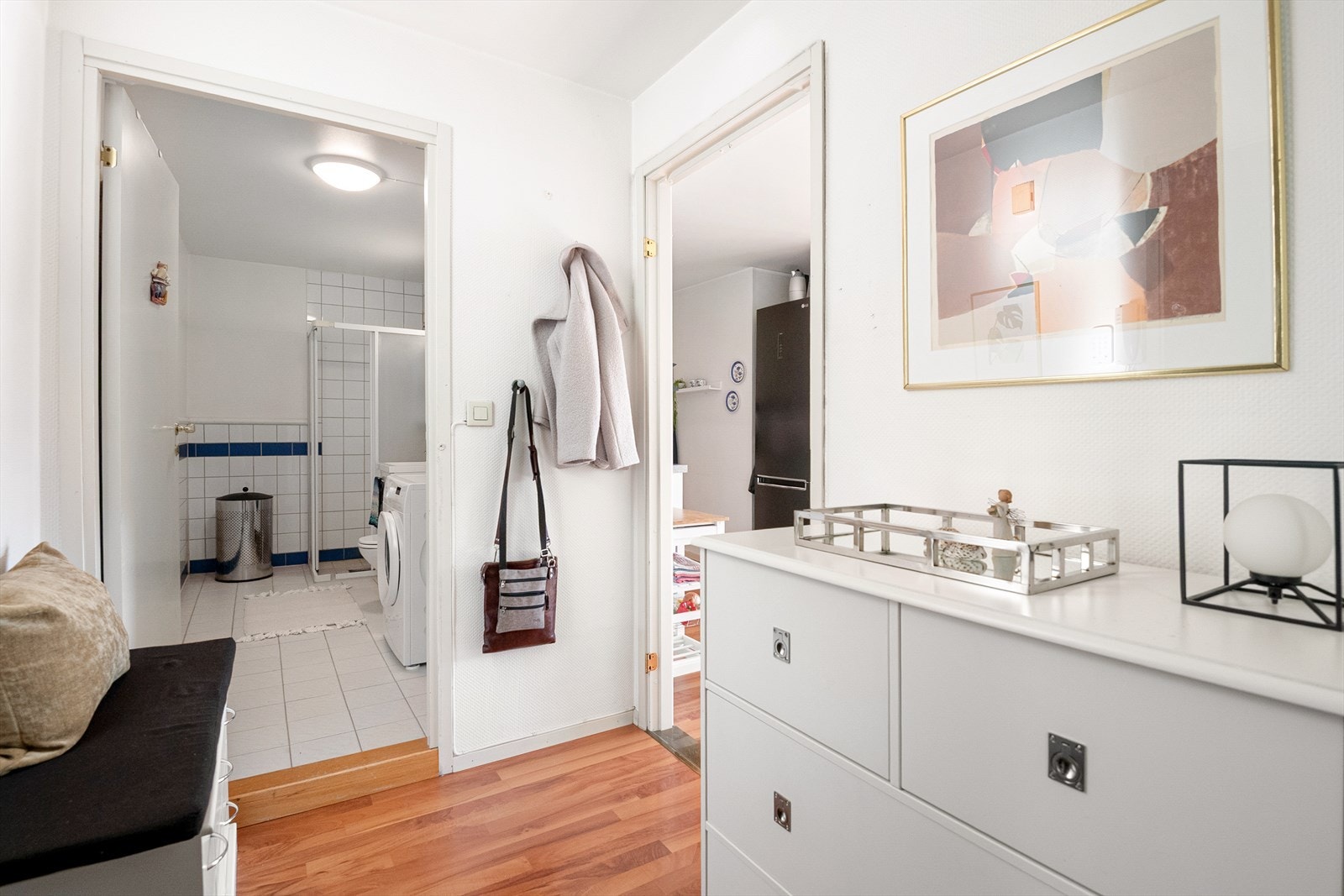 Innbydende entré med åpen løsning mot stuen som gir et luftig førsteinntrykk og en god flyt i boligen. Galleribilde