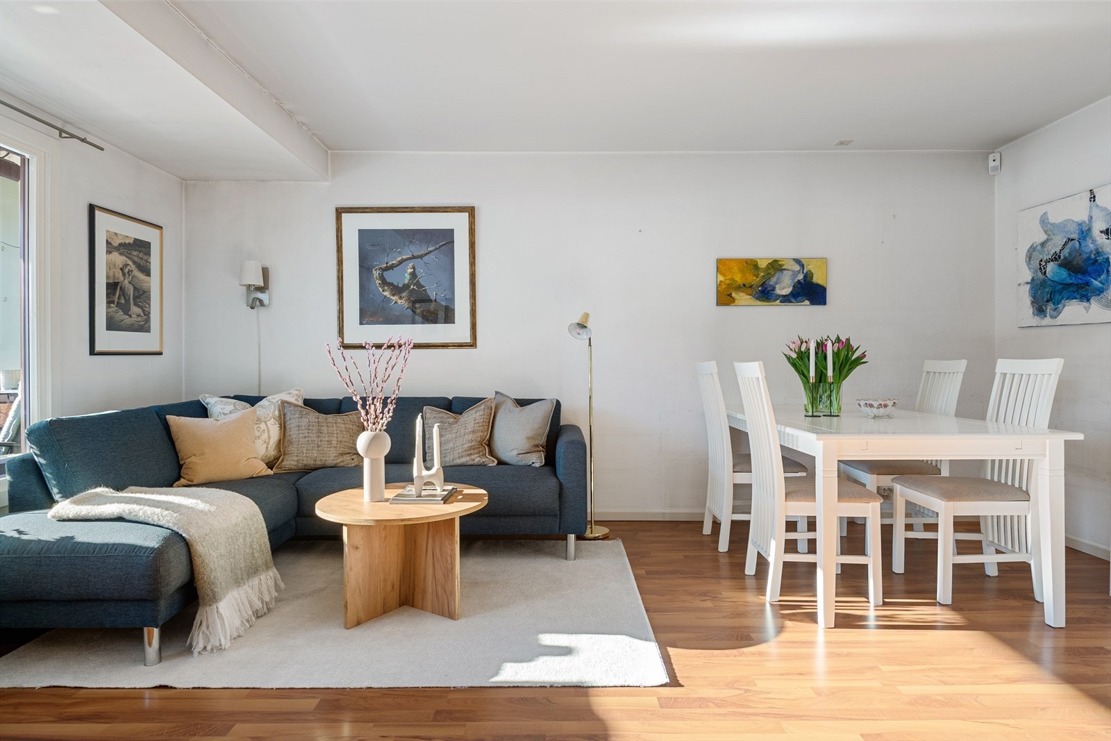 Spiseplassen er naturlig plassert i forlengelsen av stuen, med god plass til spisebord og hyggelige sammenkomster. Galleribilde