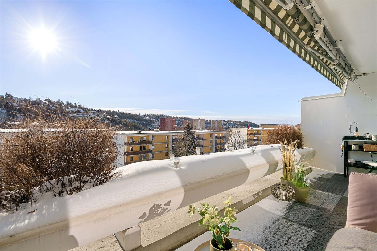 Stor og solrik terrasse på ca. 12 kvm med god plass til sittegruppe og beplantning. En forlengelse av stuen som inviterer til hyggelige måltider og avslappende stunder utendørs. Galleribilde