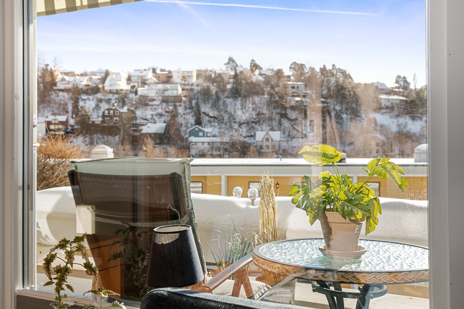 Her er det rikelig med plass til både loungeområde og spiseplass. Elektrisk markise gir skjerming på varme dager. Galleribilde