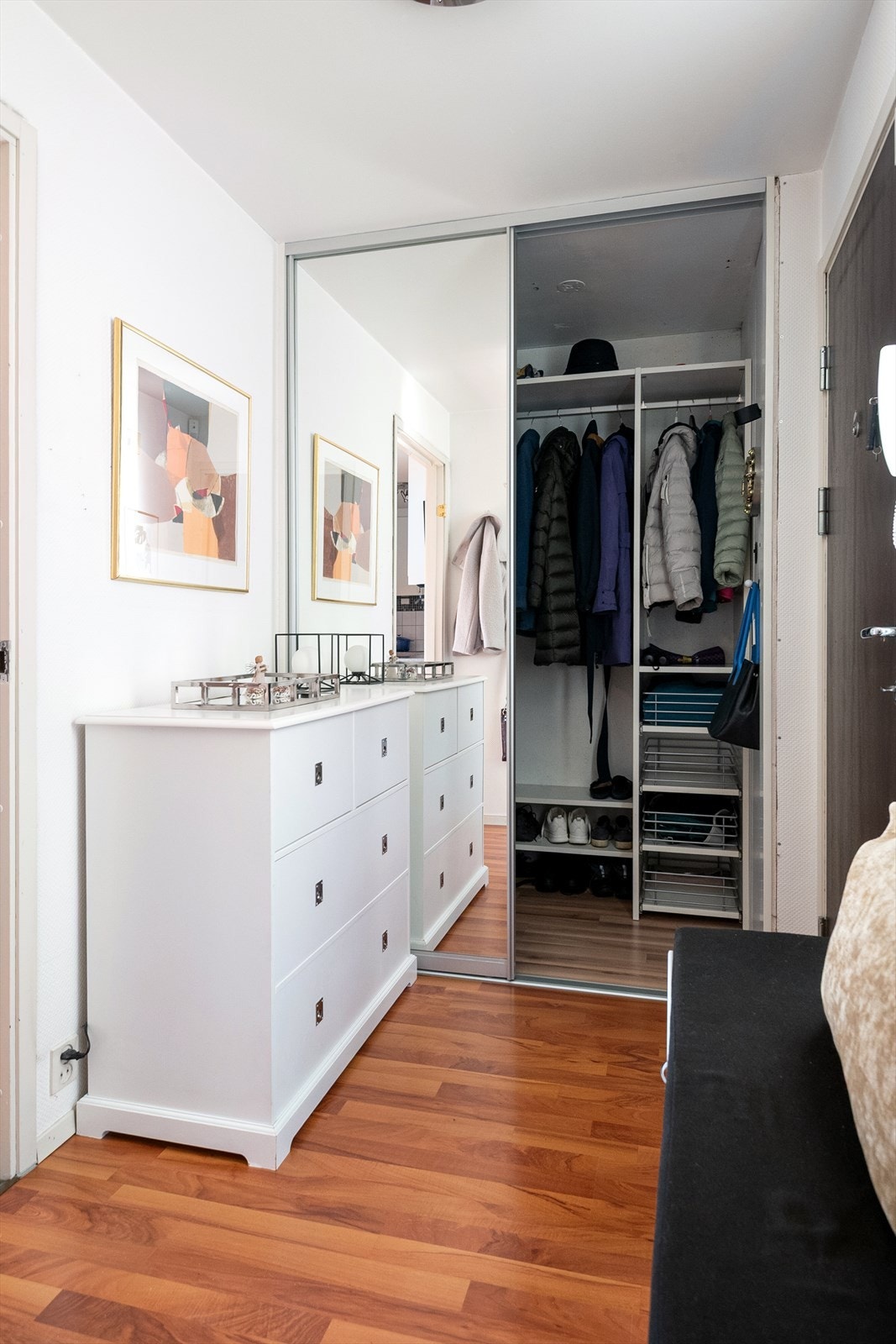 Praktisk skyvedørsgarderobe med god plass til yttertøy og sko. Galleribilde