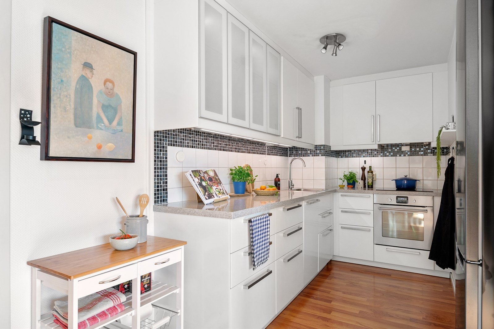 God benkeplass og effektiv utnyttelse av arealet gir en funksjonell arbeidssone med integrert oppvaskmaskin og stekeovn med induksjonstopp. Galleribilde