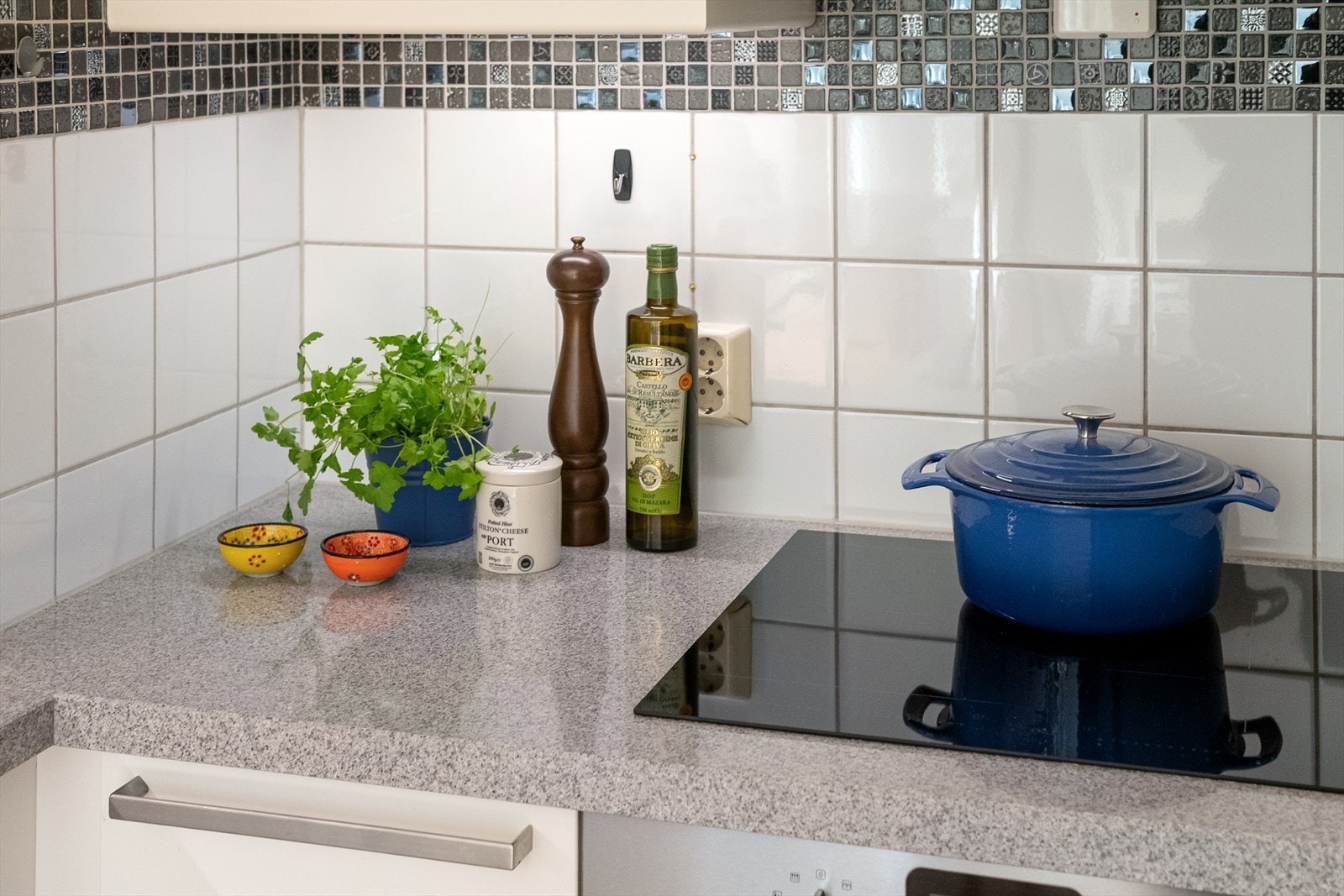 Kjøkkenet ligger delvis åpent mot stuen og skaper en sosial løsning med naturlig kontakt mellom rommene. Galleribilde