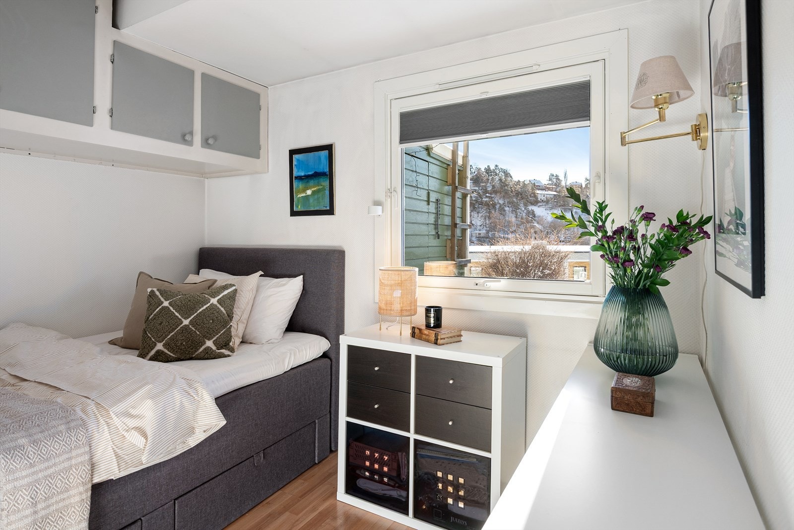 Romslig soverom med plass til dobbeltseng og tilhørende møblering, samt usjenert utsikt over Ekebergåsen og flotte fellesarealer. Galleribilde